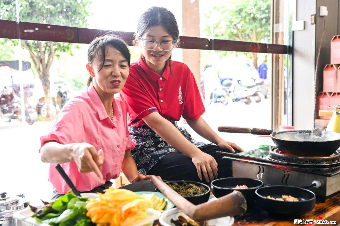 全网追的“扁担女孩”,找了一份暑假工,时薪12元 - 茂名生活资讯 - 茂名28生活网 mm.28life.com