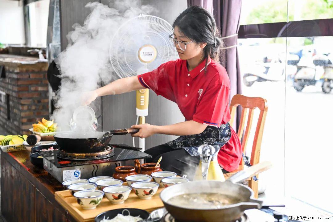 全网追的“扁担女孩”,找了一份暑假工,时薪12元 - 茂名生活资讯 - 茂名28生活网 mm.28life.com